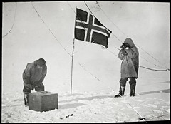 NPRA132. Roald Amundsen og Helmer Hanssen gjør observasjoner på Sydpolen, 1911