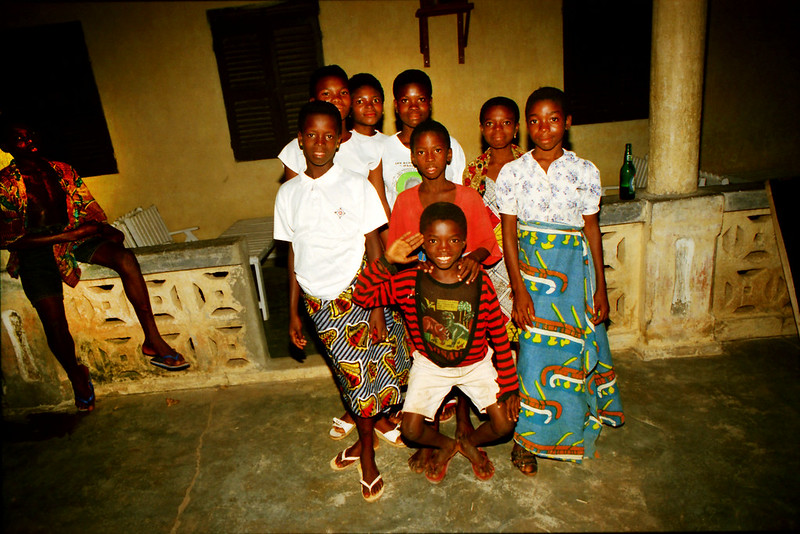 Togo West Africa Village Children close to Palimé formerly known as Kpalimé is a city in Plateaux Region Togo near the Ghanaian border 24 April 1999 069<br/>© <a href="https://flickr.com/people/41087279@N00" target="_blank" rel="nofollow">41087279@N00</a> (<a href="https://flickr.com/photo.gne?id=13906790622" target="_blank" rel="nofollow">Flickr</a>)