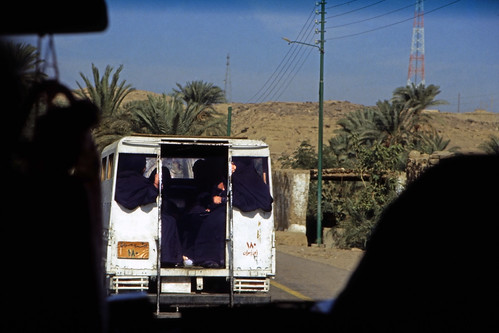 Ägypten 1999 (153) Busfahrt Assuan - Luxor • <a style="font-size:0.8em;" href="http://www.flickr.com/photos/69570948@N04/27081200943/" target="_blank">Auf Flickr ansehen</a>