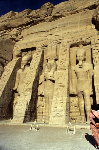Ägypten 1999 (109) Kleiner Tempel von Abu Simbel • <a style="font-size:0.8em;" href="http://www.flickr.com/photos/69570948@N04/27347620541/" target="_blank">Auf Flickr ansehen</a>