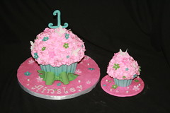 large cupcake with small cupcake • <a style="font-size:0.8em;" href="http://www.flickr.com/photos/60584691@N02/7134489267/" target="_blank">View on Flickr</a>