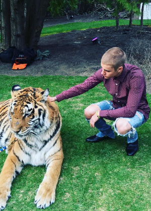 Justin Bieber é criticado por ativistas após posar com tigre acorrentado