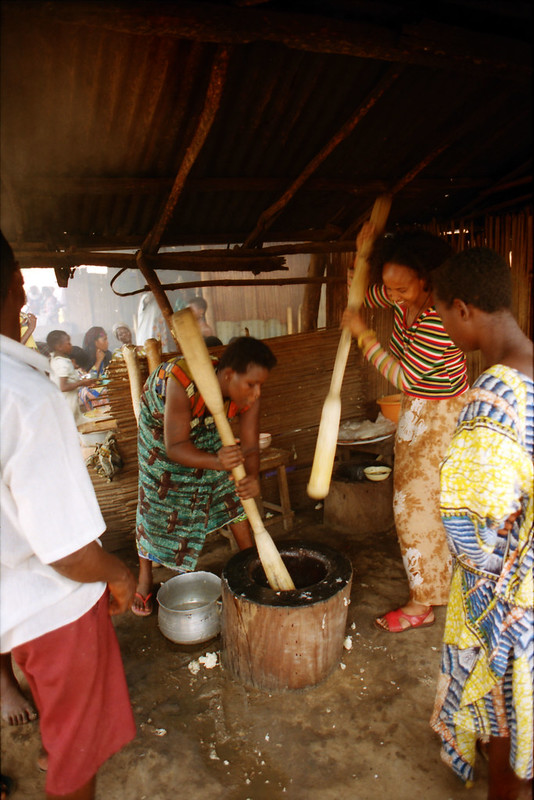 Togo West Africa Village Market Togolese ladies close to Palimé formerly known as Kpalimé a city in Plateaux Region Togo near the Ghanaian border 24 April 1999 076 Fouzia Making Fufu<br/>© <a href="https://flickr.com/people/41087279@N00" target="_blank" rel="nofollow">41087279@N00</a> (<a href="https://flickr.com/photo.gne?id=13946478754" target="_blank" rel="nofollow">Flickr</a>)