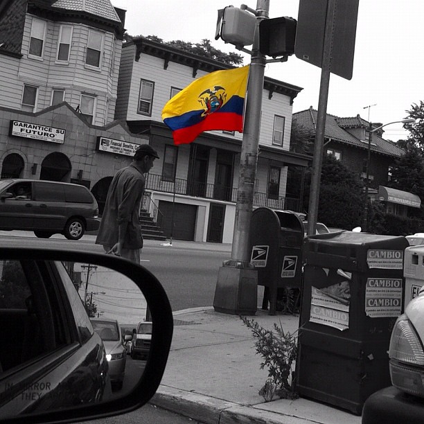 Ecuador flag in Union City, NJ<br/>© <a href="https://flickr.com/people/9836898@N02" target="_blank" rel="nofollow">9836898@N02</a> (<a href="https://flickr.com/photo.gne?id=7174950089" target="_blank" rel="nofollow">Flickr</a>)