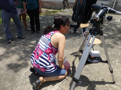 Observando a través del telescopio de Ronald Arias.