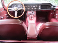 Jaguar E-Type 4.2 Series 1 FHC (1966).