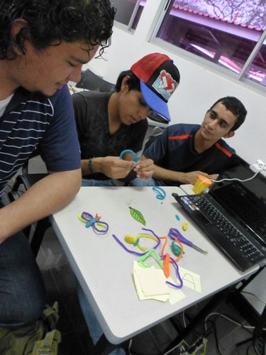 Estudiantes trabajando Curso Animación Digital