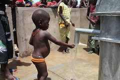 Bagnire - Child touching clean water for the 1st time