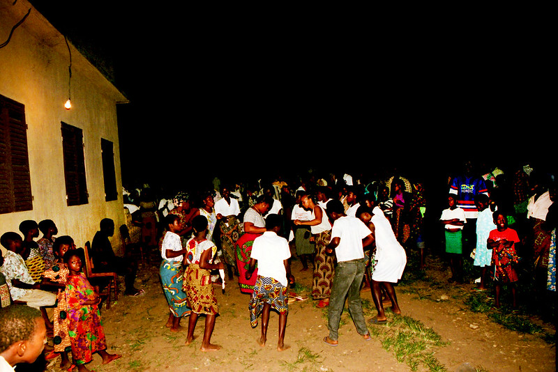 Togo West Africa Ethnic Cultural Dancing and Drumming African Village close to Palimé formerly known as Kpalimé a city in Plateaux Region Togo near the Ghanaian border 24 April 1999 187<br/>© <a href="https://flickr.com/people/41087279@N00" target="_blank" rel="nofollow">41087279@N00</a> (<a href="https://flickr.com/photo.gne?id=14013161282" target="_blank" rel="nofollow">Flickr</a>)