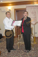 DSC_2757 Raúl Rios Santiago, director del IRCA, entregó un reconocimiento  a Cecilia Toussaint por su participación