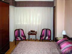 Dormitorio Clásico. Cortinas, colcha y tapizado • <a style="font-size:0.8em;" href="http://www.flickr.com/photos/67662386@N08/7541645676/" target="_blank">View on Flickr</a>