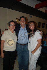 DSC_5508 María de los Santos Garza y Ana Romo con Omar Ferris.