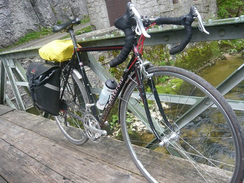<p>This 54cm Black beauty with red pinstriping is shown here after a ride through the Swiss Alps.</p>