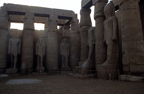 Ägypten 1999 (262) Tempel von Luxor:  Hof des Ramses II. • <a style="font-size:0.8em;" href="http://www.flickr.com/photos/69570948@N04/27691488553/" target="_blank">Auf Flickr ansehen</a>