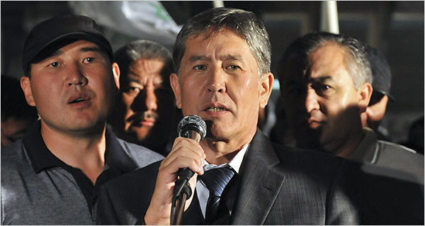 【画像】キルギス総選挙で演説する同国大統...