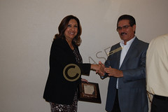 DSC_6022 Recibiendo el reconocimiento de manos de Gustavo Villafranca Alvarado, jefe del sector educativo número 27.