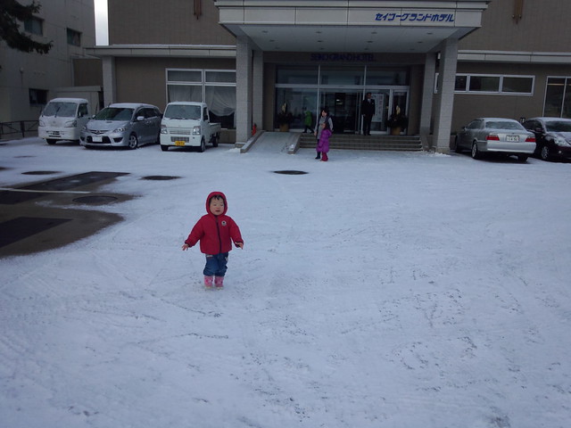 子供たちは雪遊び｜セイコーグランドホテル