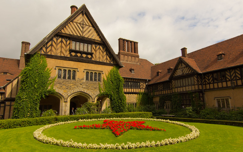 Schloss Cecilienhof IV<br/>© <a href="https://flickr.com/people/11602696@N00" target="_blank" rel="nofollow">11602696@N00</a> (<a href="https://flickr.com/photo.gne?id=9224582560" target="_blank" rel="nofollow">Flickr</a>)
