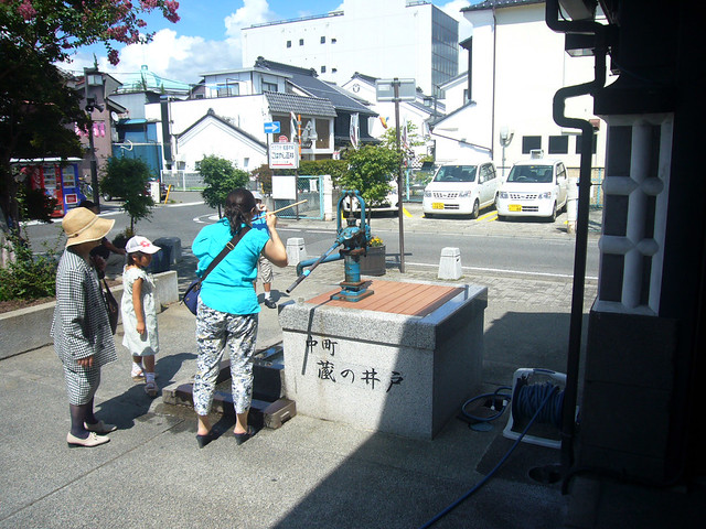 松本市の商店街には、こうした井戸水が至る所にあります。｜松本城