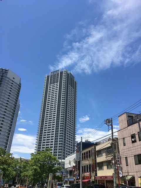 鹿島田側からみたパークタワーです。青空に...