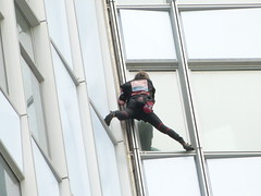 L'Homme Araignée escalade la tour First de La Défense