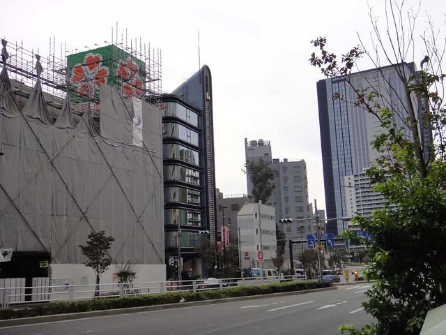 背景に写っている大きなビルが新宿グランド...