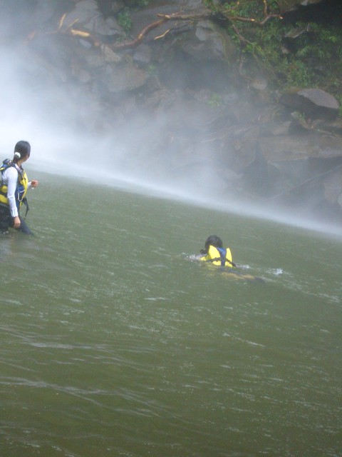 ピナイサーラの滝に到着後は、滝つぼで泳ぐことができます。｜ピナイサーラの滝