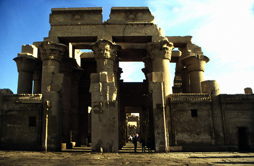 Ägypten 1999 (161) Tempel von Kom Ombo • <a style="font-size:0.8em;" href="http://www.flickr.com/photos/69570948@N04/27636789391/" target="_blank">Auf Flickr ansehen</a>