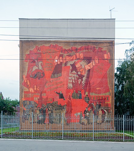 Picturing the historic period of the Red Terror on the fassade of a Secrete Service facility.