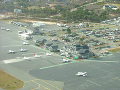 Anglų lietuvių žodynas. Žodis airport terminal reiškia oro uosto terminalas lietuviškai.