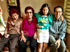 La festejada junto a sus bisabuelos, Josefina Cavazos, Clementina Guajardo y Octavilo Guajardo.