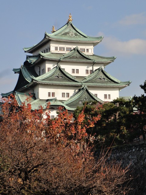 正門をはいるとすぐ左手に天守閣が見えてきます。｜名古屋城
