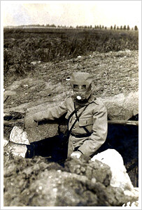 Soldat avec masque à gaz, Bellecourt, 1916 - Fonds Valois VAL PRE 2 (127)