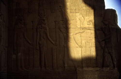 Ägypten 1999 (160) Im Tempel von Kom Ombo • <a style="font-size:0.8em;" href="http://www.flickr.com/photos/69570948@N04/27097286793/" target="_blank">Auf Flickr ansehen</a>
