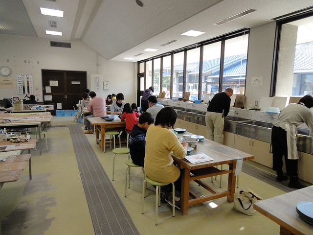 教室内にはテーブルがいくつもあり、既にたくさんの人が陶芸に。｜愛知県陶磁美術館