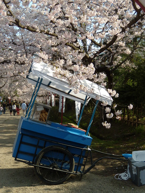 公園の中では時々こういう青いワゴンを見かけます。｜弘前公園