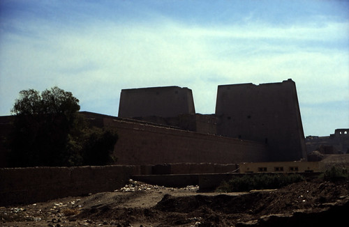 Ägypten 1999 (168) Tempel von Edfu • <a style="font-size:0.8em;" href="http://www.flickr.com/photos/69570948@N04/27754024736/" target="_blank">Auf Flickr ansehen</a>