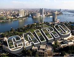 Anglų lietuvių žodynas. Žodis Cairo reiškia n Kairas (Egipto sostinė) lietuviškai.