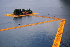 Плавучий пирс в Италии на озере Изео