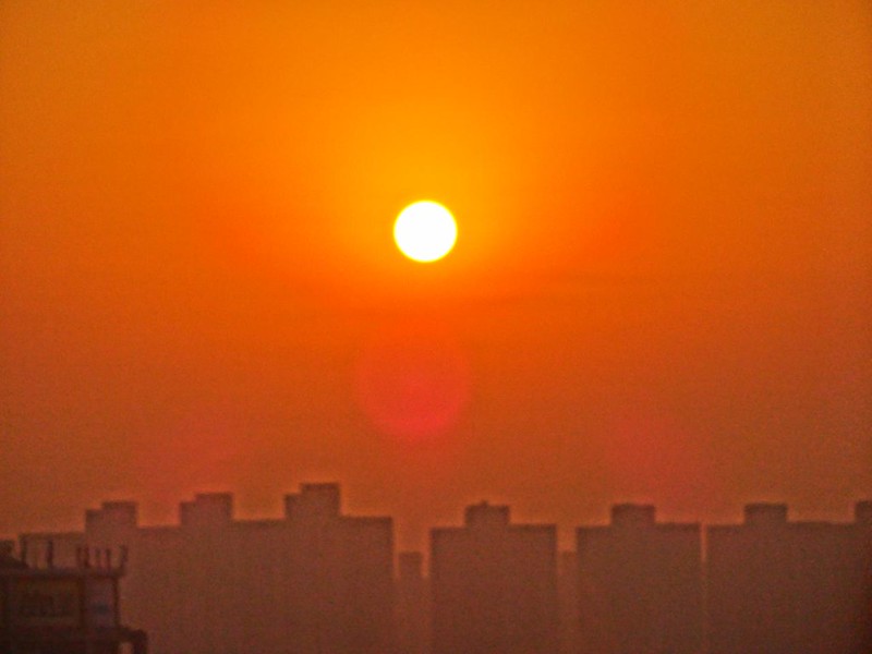 The Last Sunrise of 2013 in Shanghai<br/>© <a href="https://flickr.com/people/78797573@N00" target="_blank" rel="nofollow">78797573@N00</a> (<a href="https://flickr.com/photo.gne?id=11665557074" target="_blank" rel="nofollow">Flickr</a>)