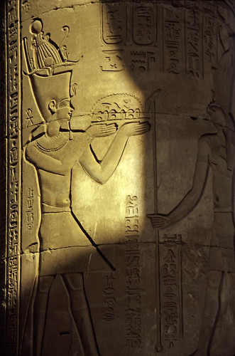 Ägypten 1999 (162) Im Tempel von Kom Ombo • <a style="font-size:0.8em;" href="http://www.flickr.com/photos/69570948@N04/27677413506/" target="_blank">Auf Flickr ansehen</a>