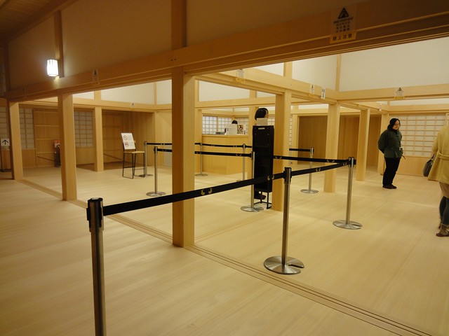 観覧者は玄関からでなく、脇にある入口から中へ入ります。｜名古屋城