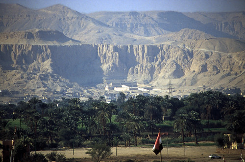 Ägypten 1999 (194) Luxor: Totentempel der Hatschepsut, Theben-West • <a style="font-size:0.8em;" href="http://www.flickr.com/photos/69570948@N04/27896936776/" target="_blank">Auf Flickr ansehen</a>