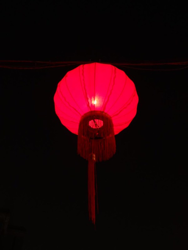 Red Lantern @Laowaijie, Shnaghai<br/>© <a href="https://flickr.com/people/78797573@N00" target="_blank" rel="nofollow">78797573@N00</a> (<a href="https://flickr.com/photo.gne?id=12691944743" target="_blank" rel="nofollow">Flickr</a>)