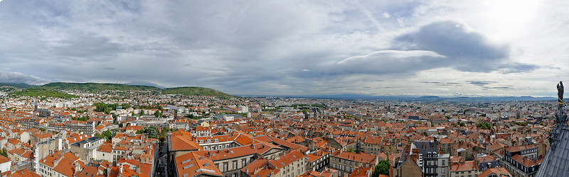 Panorama sur le nord et nord-est de Clermont-Ferrand<br/>© <a href="https://flickr.com/people/114240187@N06" target="_blank" rel="nofollow">114240187@N06</a> (<a href="https://flickr.com/photo.gne?id=12703781344" target="_blank" rel="nofollow">Flickr</a>)
