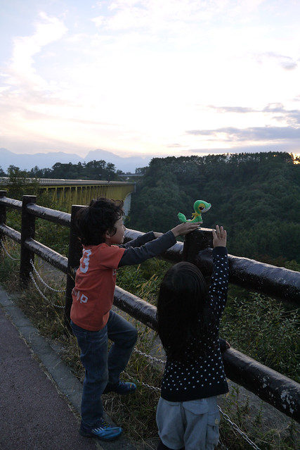 清泉寮からの帰り道、八ヶ岳高原大橋から夕陽を眺めました。｜八ヶ岳高原大橋