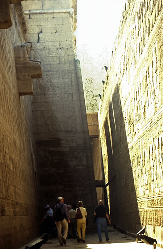 Ägypten 1999 (116) Tempel von Edfu • <a style="font-size:0.8em;" href="http://www.flickr.com/photos/69570948@N04/27798390875/" target="_blank">Auf Flickr ansehen</a>
