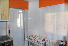 Cortinas de cocina naranjas con bando • <a style="font-size:0.8em;" href="http://www.flickr.com/photos/67662386@N08/9191896251/" target="_blank">View on Flickr</a>