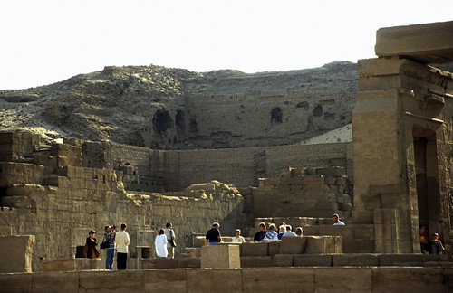Ägypten 1999 (173) Tempel von Edfu • <a style="font-size:0.8em;" href="http://www.flickr.com/photos/69570948@N04/27199270183/" target="_blank">Auf Flickr ansehen</a>