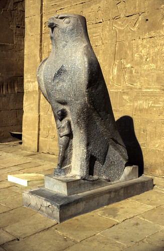 Ägypten 1999 (179) Im Tempel von Edfu • <a style="font-size:0.8em;" href="http://www.flickr.com/photos/69570948@N04/27825281676/" target="_blank">Auf Flickr ansehen</a>